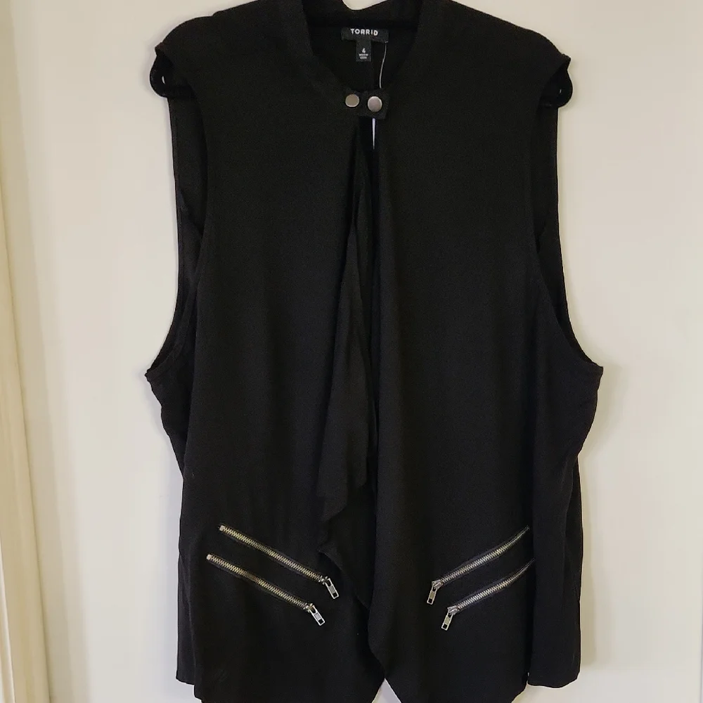 NWT Torrid Black Sleeveless Top with Zipper Accents - Picture 1 of 8
